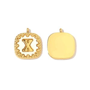 Dettaglio del ciondolo quadrato in oro 14k a doppia faccia con lettera X su smalto bianco