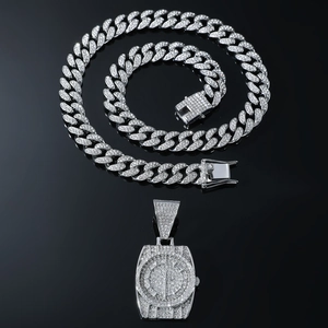 Dettaglio catena cubana argento con ciondolo a forma di orologio incastonato di diamanti