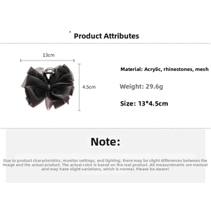Dettaglio della molletta a fiocco in rete nera con strass, dimensioni 13 cm per 4,5 cm