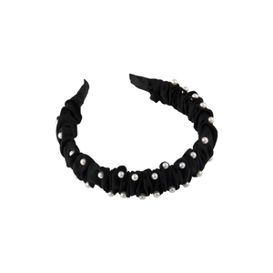 Elegante cerchietto nero in tessuto increspato con perle bianche su sfondo bianco