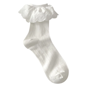 Chaussettes mi-mollet en tricot blanc avec bordure en dentelle et nœuds brodés