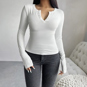 T-shirt blanc à manches longues col en V ajusté avec boutons au style Y2K