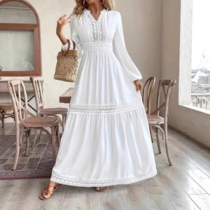 Nahaufnahme weißes Bohemian-Maxikleid mit Laternenärmeln und Spitzen-Hohlsaum-Details