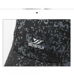 Détail de la casquette noire avec tissu camouflage gris et logo SDSRUI blanc brodé