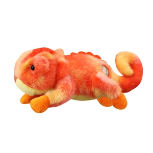Peluche caméléon mignonne en dégradé orange et rouge avec queue bouclée sur fond blanc