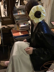 Dettaglio dell'elastico per capelli giallo a fiori con perline in stile vintage