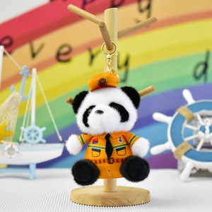 Detailopname van een schattige panda-sleutelhanger in een oranje brandweeruniform