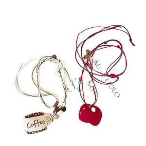 Collier en tissu avec pendentif tasse à café et cœur rouge orné de perles en bois