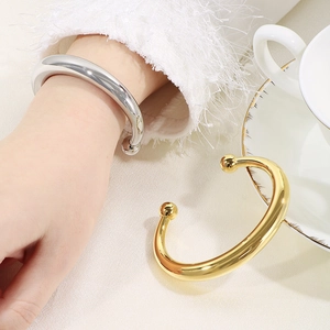 Bracelet jonc ouvert en C plaqué or 18 carats avec perles minimalistes élégantes