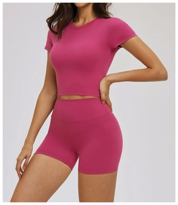 Detail of slim-fit rose red yoga set with breathable high-elastic knitted fabric