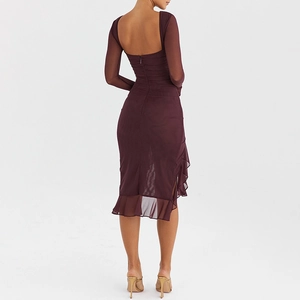 Robe moulante bordeaux avec empiècement en mesh, dos nu et manches longues pour femme