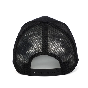 Rückansicht der schwarzen Trucker Cap mit Netzeinsätzen und verstellbarem Snapback-Verschluss