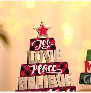 Details von Weihnachtsbaum-Deko aus Holz mit Karomuster und festlichen Schriftzügen
