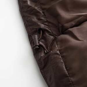 Dunkelbraune Steppjacke mit Stehkragen und verstellbaren Kordelzug-Details
