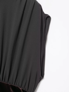 Détail rapproché du tissu plissé noir avec empiècement en velours bordeaux élégant