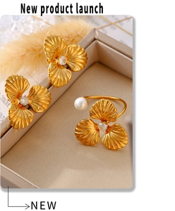 Detailed macro view of a 18k gold-plated flower ring with a pearl and zircon center
