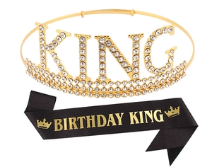 Détail de la couronne dorée KING avec strass et écharpe noire Birthday King assortie
