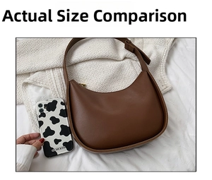 Sac hobo marron en demi-lune présenté à côté d'un smartphone pour référence de taille