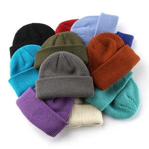 Einfarbige warme Strickmützen in vielen Farben für den Winterschutz im Freien