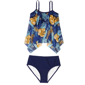 Dettaglio bikini due pezzi per bambina con stampa tropicale e orlo con volant