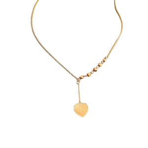 Collana minimalista con cuore placcato oro 18K, ciondolo spazzolato e piccole perline