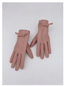 Dettaglio di guanti in ecopelle rosa con un fiocco elegante e trama liscia