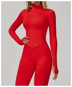 Détail de la veste de sport rouge avec col montant et manches à passe-pouces