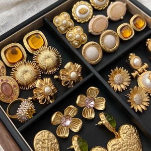 Vintage Barock-Ohrringe-Set mit Perlen und Strasssteinen auf schwarzem Display