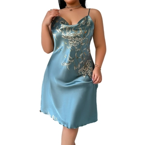 Nuisette satinée grande taille à imprimé fleuri et col bénitier en bleu paon