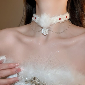 Détail d'un ras de cou de Noël en peluche blanche avec pendentif flocon et perles