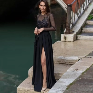 Robe de soirée noire élégante avec manches en mesh et fente haute au bord de la rivière