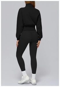 Rückansicht eines schwarzen langärmeligen Sportoberteils und hoch taillierter Leggings