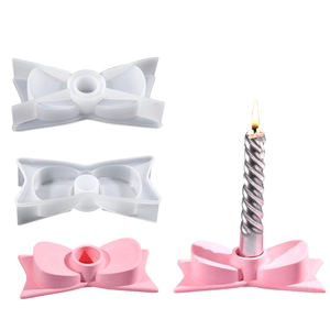 Silikonform für DIY-Schleifen-Kerzenständer mit rosa Endprodukt und weißer Kerzenhalterung