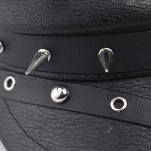 Detail einer schwarzen PU-Militärmütze mit silbernen Punk-Spikes und Metallnieten