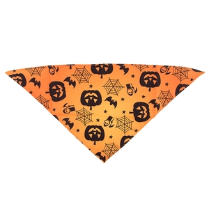 Détail du bandana orange pour chien pour Halloween avec motifs citrouilles et toiles