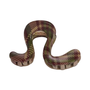 Détail de la pince à cheveux à carreaux vert et marron avec design à bords ondulés
