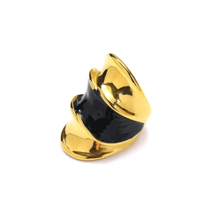 Auffälliger schwarzer Emaille-Ring aus 18k vergoldetem Titanstahl für Damen im Trend
