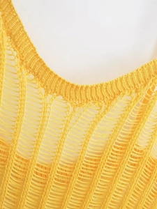 Detailaufnahme des gelben Strickkleides mit Lochmustern und feiner Schultertextur