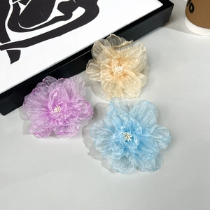 Trois pinces à cheveux rose en organza beige, violet et bleu avec perles centrales