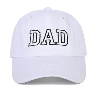 Détail de la broderie DAD sur casquette de baseball en coton blanc avec visière courbée