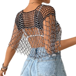Détail du châle en maille à perles boho avec perles noires et blanches et franges