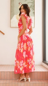 Détail de robe longue fleurie dos nu avec manches à volants et fente latérale