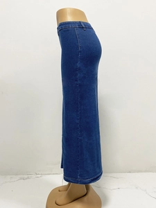 Détail d'une jupe en jean avec taille haute et fente irrégulière sur un mannequin