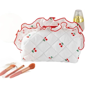 Trousse de maquillage blanche matelassée avec motif cerise et bordure à volants rouges