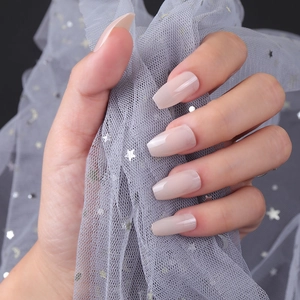 Kurze Ballett-Kunstnägel in Nudepink mit ultradünner UV-Versiegelung an Model-Händen