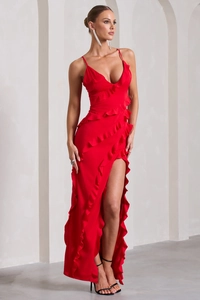 Détail de la robe rouge sexy à col en V avec des volants et une fente latérale haute