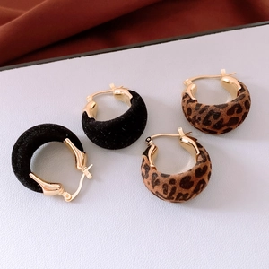Détails de boucles d'oreilles vintage en U floquées noir et léopard avec doré