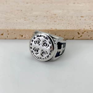Détail de la gravure de la médaille Saint-Benoît sur une bague vintage en acier