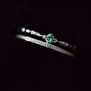 Ensemble de bagues vintage avec pierre émeraude verte et zircons en argent poli
