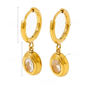 Détail de boucles d'oreilles dorées avec pendentifs en zircone et dimensions précises